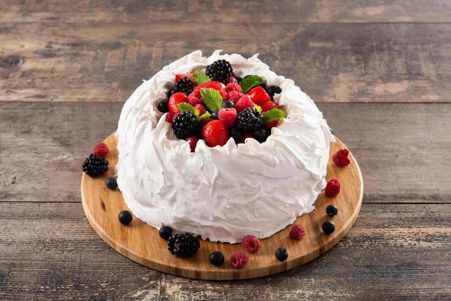 Pavlova de frutas vermelhas pra surpreender qualquer pessoa