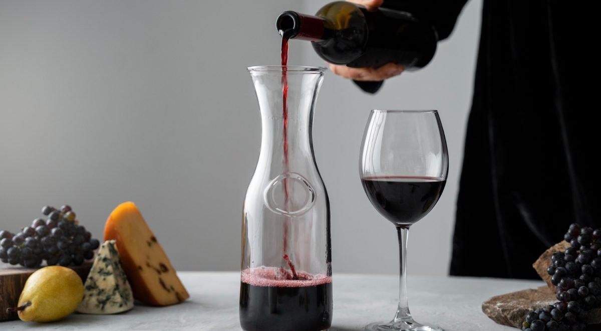 Veja quando é necessário decantar vinhos/ freepik - Veja quando é necessário decantar vinhos/ freepik