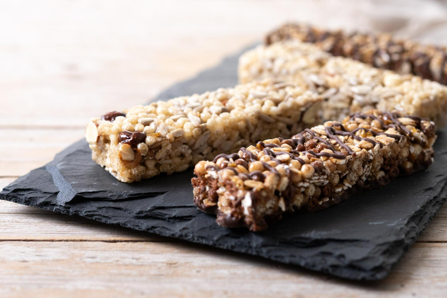 Barrinha de aveia com chocolate para o lanche das crianças