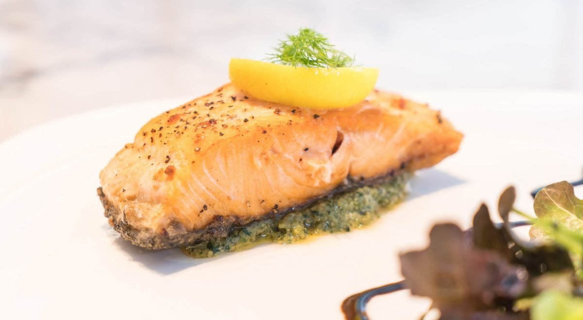 Salmão com molho de maracujá/ freepik - Salmão com molho de maracujá/ freepik