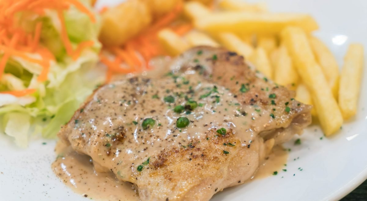 Bife ao molho de maionese com manjericão/ freepik - Bife ao molho de maionese com manjericão/ freepik