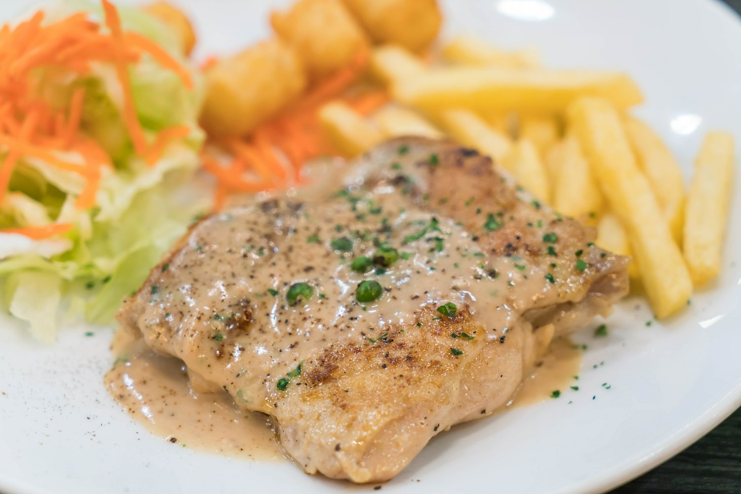 Bife ao molho de maionese com manjericão