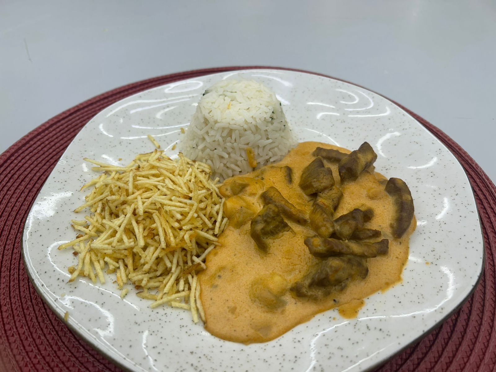 Strogonoff de carne cremoso e rápido para a semana
