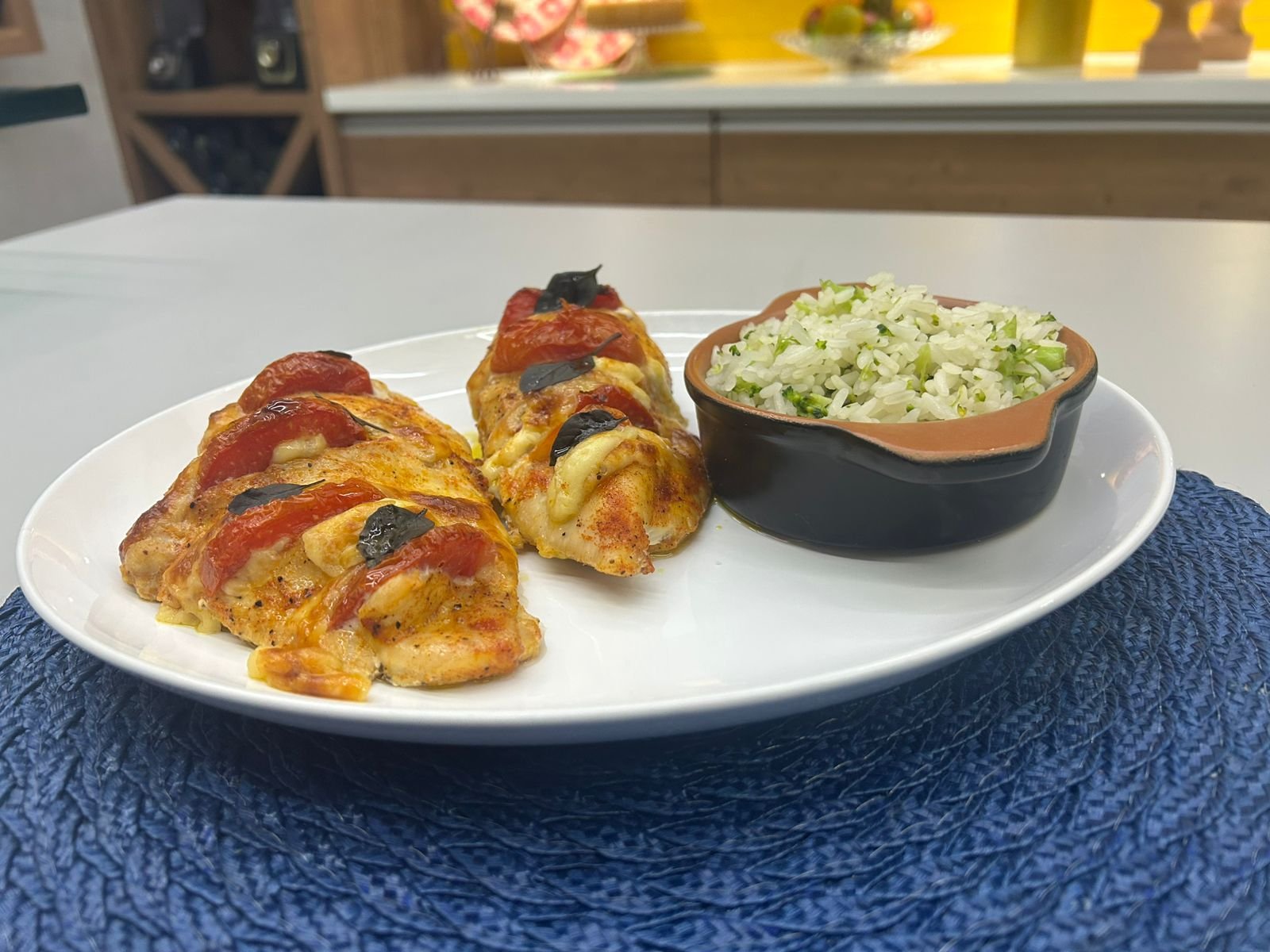 Frango à caprese leve e aromático