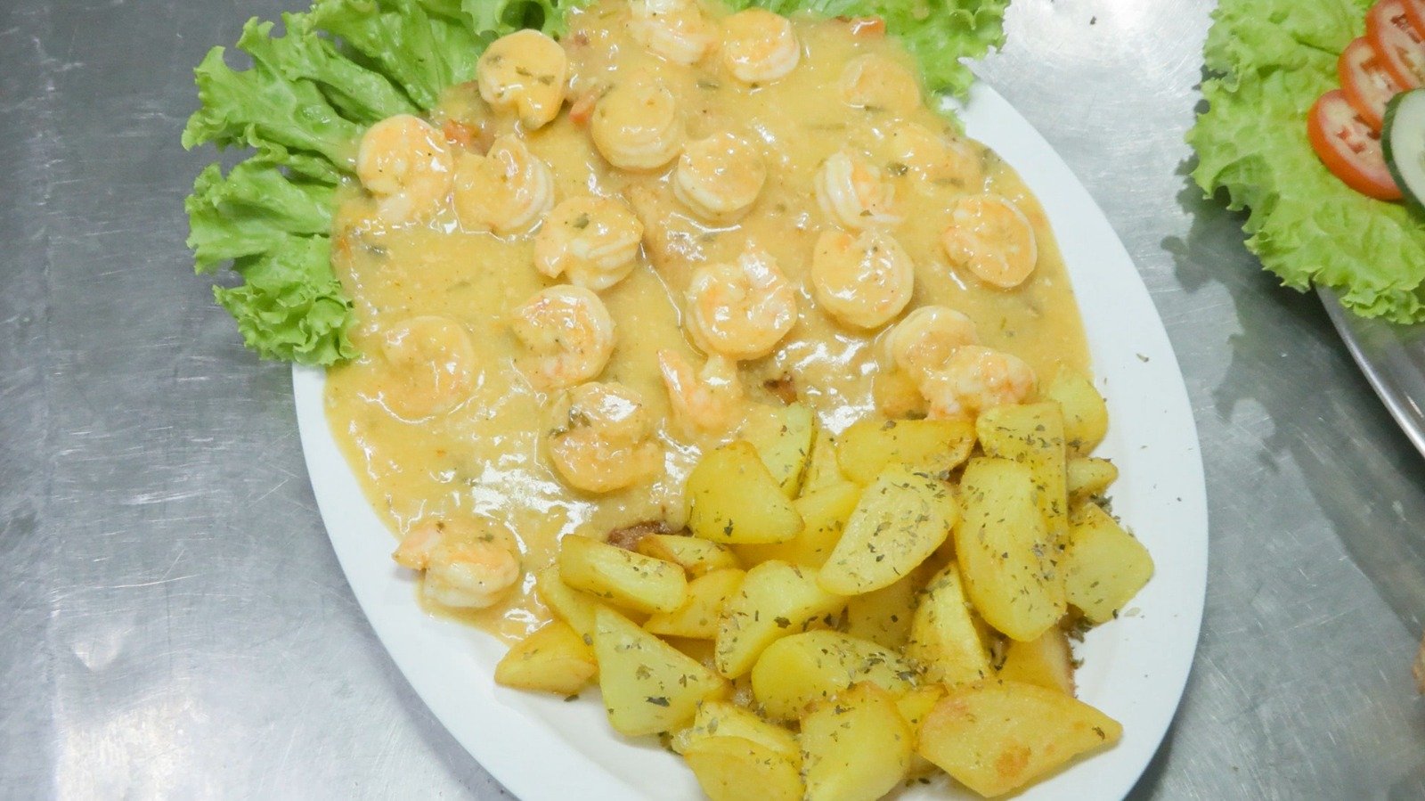 Filé de tilápia ao molho de camarão