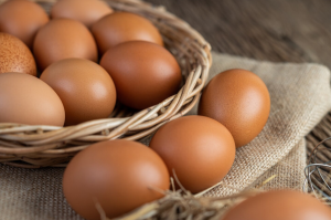 Como saber se o ovo está estragado? Truque simples com água tira a dúvida em segundos