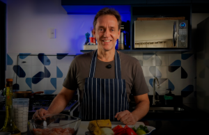 Após experiências com Jamie Oliver e Buddy Valastro, Chef Lisandro Lauretti lança método de cozinha acessível para todos no Brasil