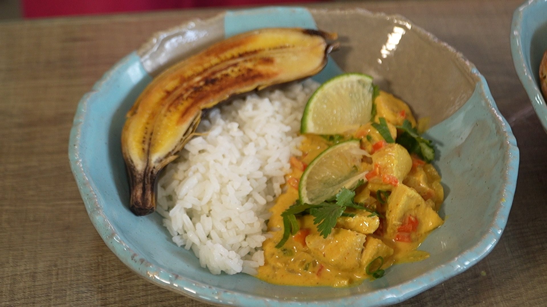 Frango ao curry com banana deliciosa e prática
