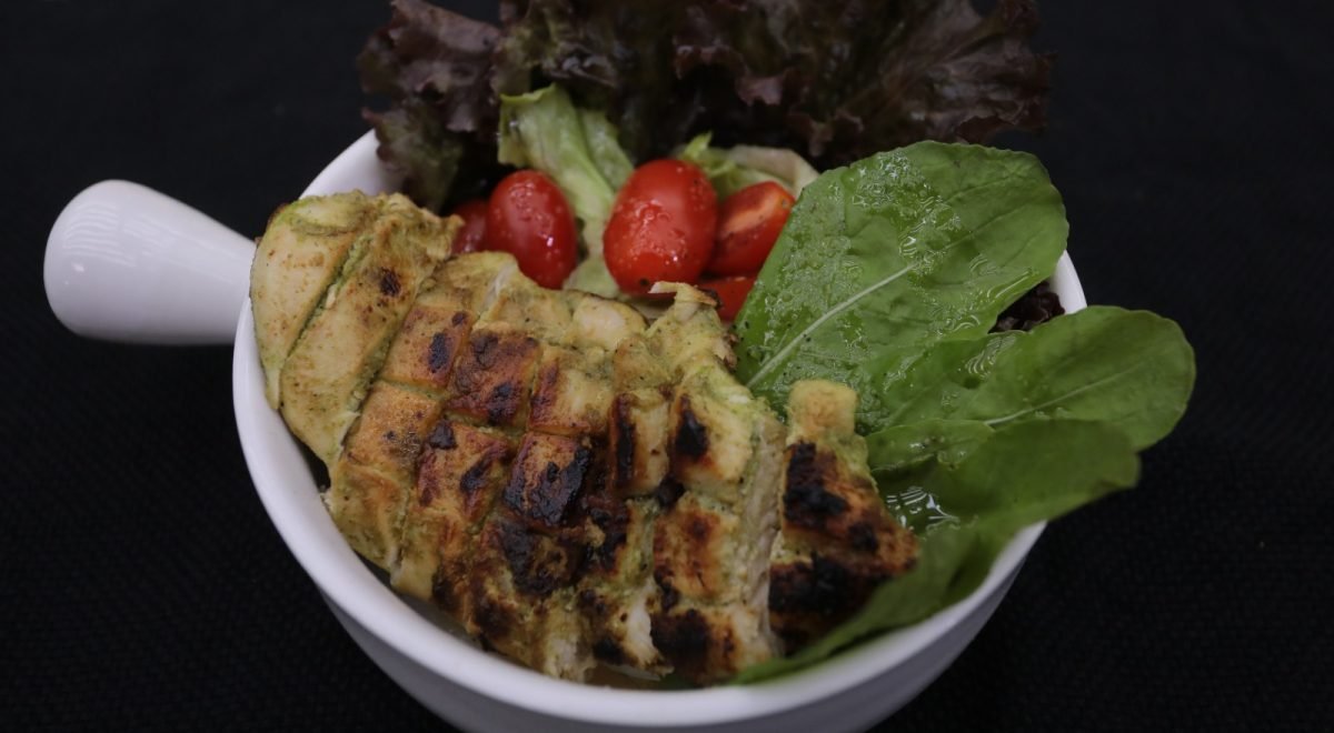 Salada com frango marinado/FOTOS: Cleyton Xavier/ TV Jornal/SBT - Salada com frango marinado/FOTOS: Cleyton Xavier/ TV Jornal/SBT