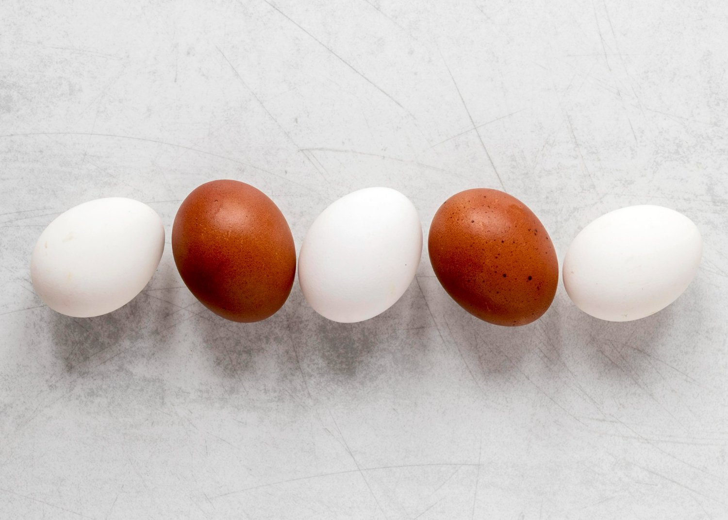 Ovo branco ou marrom? Entenda o que realmente muda entre eles, segundo a ciência