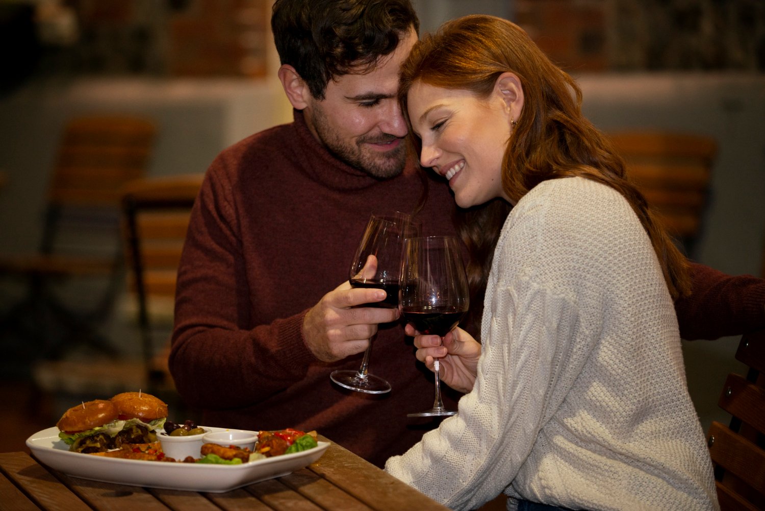 Vinhos e petiscos para acompanhar séries de sucesso no streaming