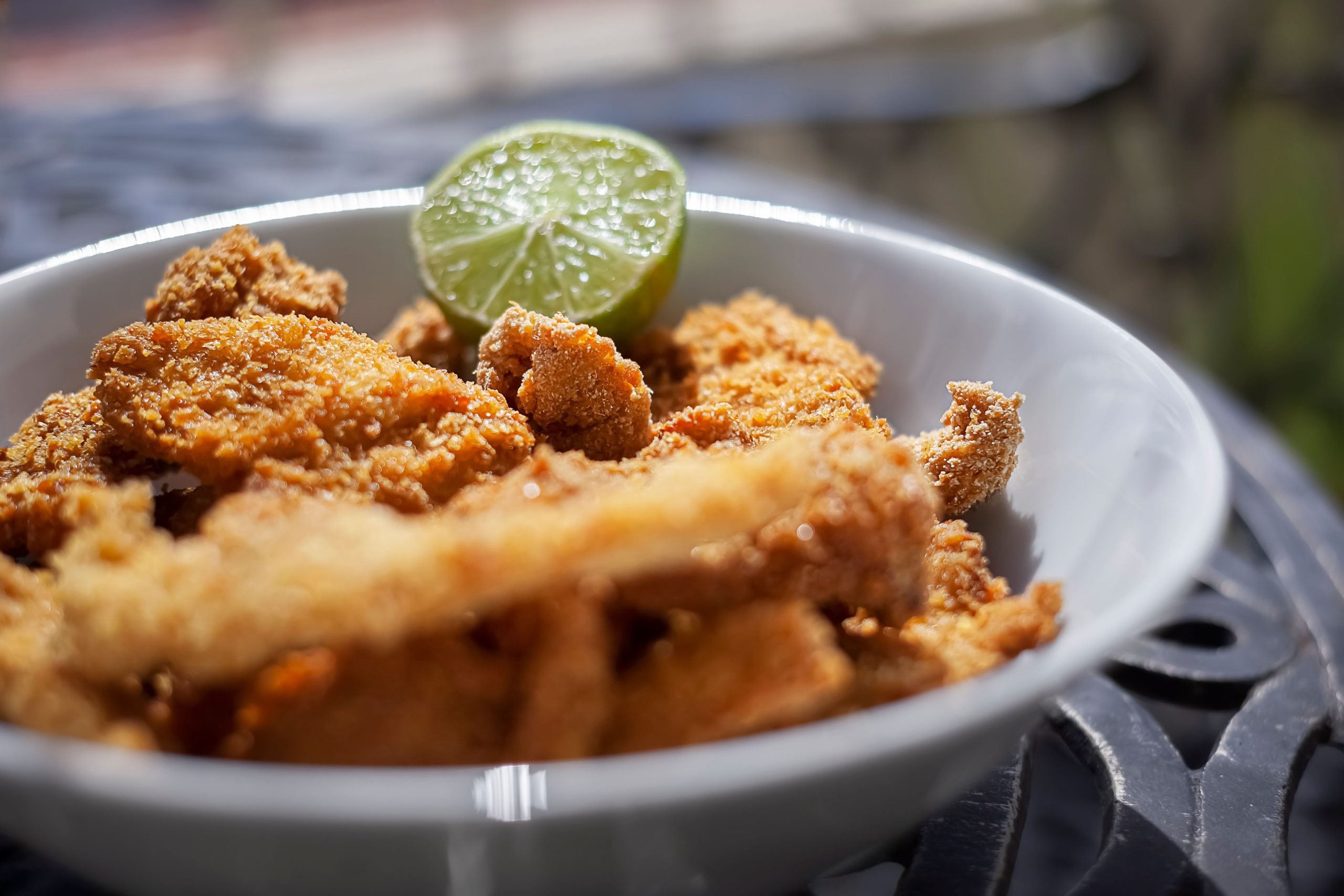 Iscas de frango empanadas na airfryer crocantes, sequinhas e fáceis