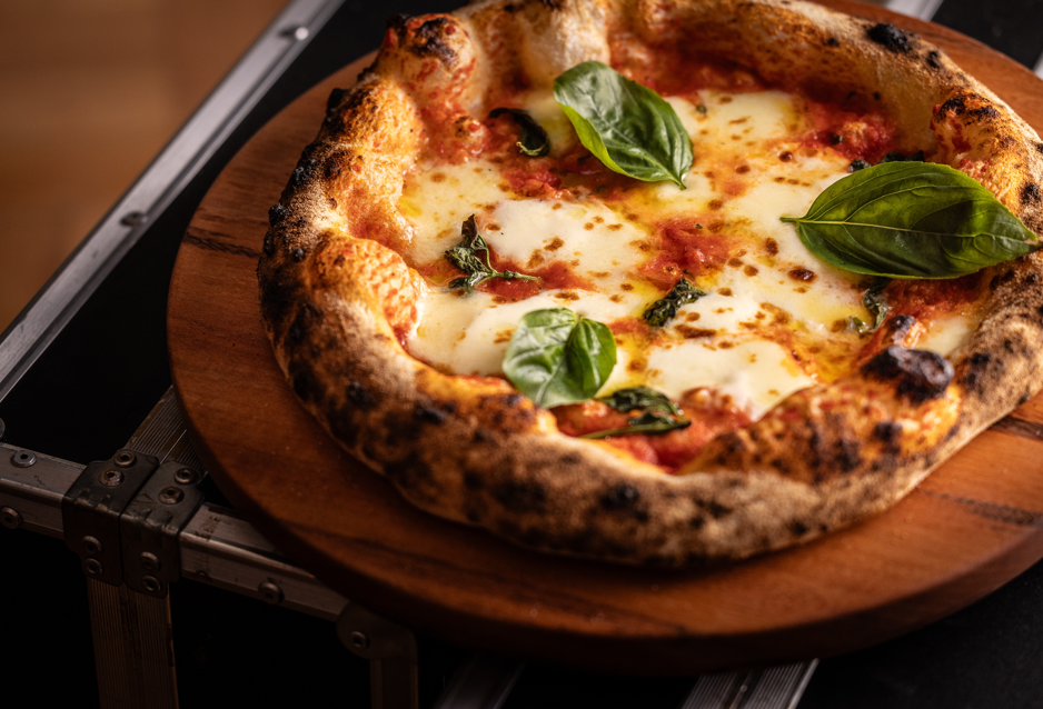 O que separa uma pizza caseira de uma premiada? Chef ensina em 5 passos simples