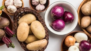 É preciso jogar fora batatas, cebolas e alho com brotos? Saiba o que fazer