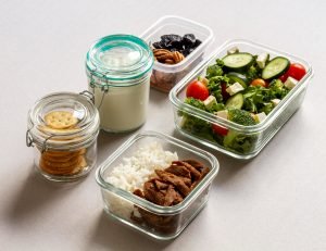 Comida quente no pote de plástico: hábito comum pode comprometer sua saúde? Veja a forma correta de armazenar alimentos