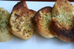 Pão de alho na airfryer: saiba qual é o tempo e temperatura ideal para sair no ponto certo