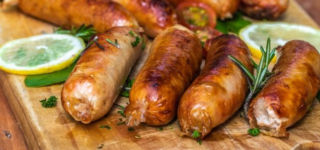 Receita de linguiça de frango com queijo coalho na brasa: saiba como preparar para o seu churrasco!
