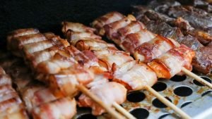Espetinho de frango com bacon para fazer na churrasqueira do jeito certo