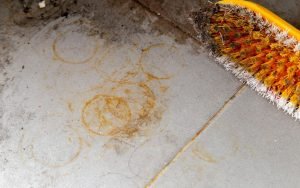Manchas de ferrugem no piso: saiba como remover sem danificar o revestimento